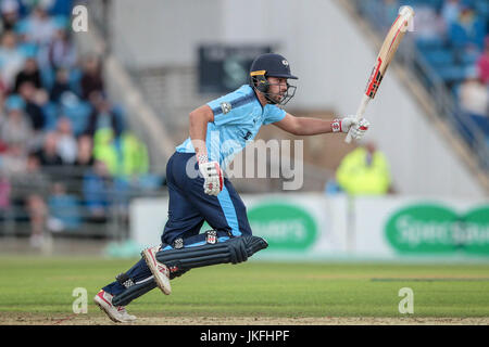 Headingley, UK. 23. Juli 2017. Jack gelehnt (Yorkshire CCC) verläuft zwischen den Wickets zusehen die Kugellager auf die Grenze während der Natwest T20 Blast Spiel zwischen Yorkshire Wikinger V Worcestershire Stromschnellen auf Sonntag, 23. Juli 2017. Foto von Mark P Doherty. Bildnachweis: Gefangen-Light-Fotografie Limited/Alamy Live-Nachrichten Stockfoto