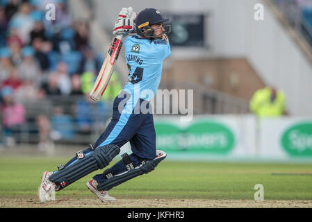 Headingley, UK. 23. Juli 2017. Jack gelehnt (Yorkshire CCC) schlägt den Ball auf die Feldspieler während der Natwest T20 Blast Spiel zwischen Yorkshire Wikinger V Worcestershire Stromschnellen auf Sonntag, 23. Juli 2017. Foto von Mark P Doherty. Bildnachweis: Gefangen-Light-Fotografie Limited/Alamy Live-Nachrichten Stockfoto