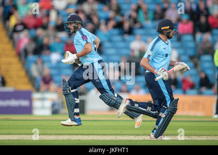 Headingley, UK. 23. Juli 2017. Tim Bresnan (Yorkshire CCC) verkehrt zwischen den Stümpfen während der Natwest T20 Blast Spiel zwischen Yorkshire Wikinger V Worcestershire Rapids an Sonntag, 23. Juli 2017. Foto von Mark P Doherty. Bildnachweis: Gefangen-Light-Fotografie Limited/Alamy Live-Nachrichten Stockfoto