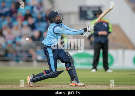 Headingley, UK. 23. Juli 2017. Adil Rashid (Yorkshire CCC) schlägt den Ball Vergangenheit der Wicket-Keeper Tor während der Natwest T20 Blast Spiel zwischen Yorkshire Wikinger V Worcestershire Stromschnellen auf Sonntag, 23. Juli 2017 läuft. Foto von Mark P Doherty. Bildnachweis: Gefangen-Light-Fotografie Limited/Alamy Live-Nachrichten Stockfoto