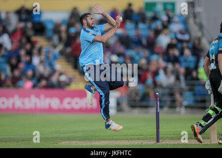 Headingley, UK. 23. Juli 2017. Tim Bresnan (Yorkshire CCC) in der Luft als He Schalen während der Natwest T20 Blast Spiel zwischen Yorkshire Wikinger V Worcestershire Stromschnellen auf Sonntag, 23. Juli 2017. Foto von Mark P Doherty. Bildnachweis: Gefangen-Light-Fotografie Limited/Alamy Live-Nachrichten Stockfoto