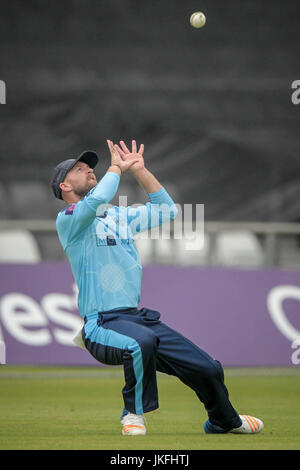 Headingley, UK. 23. Juli 2017. Adam Lyth (Yorkshire CCC) nimmt eine Verriegelung an der Grenze als Yorkshire beim Schließen auf den Gewinn bei der Natwest T20 Blast Spiel zwischen Yorkshire Wikinger v Worcestershire Rapids am Sonntag, 23. Juli 2017. Foto von Mark P Doherty. Credit: Gefangen Light Fotografie begrenzt/Alamy leben Nachrichten Stockfoto