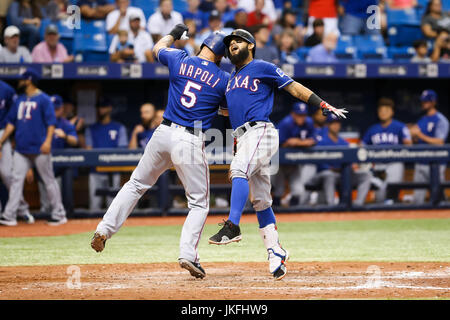 St. Petersburg, Florida, USA. 23. Juli 2017. WILL VRAGOVIC | Times.Texas Rangers zweiter Basisspieler Rougned Geruch (12) feiert seinen zwei run Home Run mit erster Basisspieler Mike Napoli (5) im achten Inning des Spiels zwischen den Texas Rangers und den Tampa Bay Rays im Tropicana Field in St. Petersburg, Florida am Sonntag, 23. Juli 2017. Bildnachweis: Willen Vragovic/Tampa Bay Times / ZUMA Draht/Alamy Live News Stockfoto
