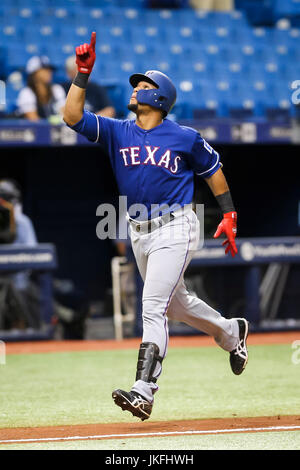 St. Petersburg, Florida, USA. 23. Juli 2017. WILL VRAGOVIC | Times.Texas Rangers Center Fielder Carlos Gomez (14) feiert seinen Solo Home Run im achten Inning des Spiels zwischen den Texas Rangers und den Tampa Bay Rays im Tropicana Field in St. Petersburg, Florida am Sonntag, 23. Juli 2017. Bildnachweis: Willen Vragovic/Tampa Bay Times / ZUMA Draht/Alamy Live News Stockfoto