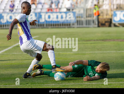 Budapest, Ungarn. 23. Juli 2017. Oswald Nwobodo (L) von Ujpest FC steuert den Ball neben Janek Sternberg (R) TC der Ferencvarosi während das ungarische OTP Bank Liga-Spiel zwischen Ujpest FC und Ferencvarosi TC im Ferenc Szusza Stadion am 23. Juli 2017 in Budapest, Ungarn. Bildnachweis: Laszlo Szirtesi/Alamy Live-Nachrichten Stockfoto