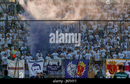 Budapest, Ungarn. 23. Juli 2017. Die Ultras des FC Ujpest sprengen eine Rauchbombe in die ungarische OTP Bank Liga-match zwischen Ujpest FC und Ferencvarosi TC im Ferenc Szusza Stadion am 23. Juli 2017 in Budapest, Ungarn. Bildnachweis: Laszlo Szirtesi/Alamy Live-Nachrichten Stockfoto