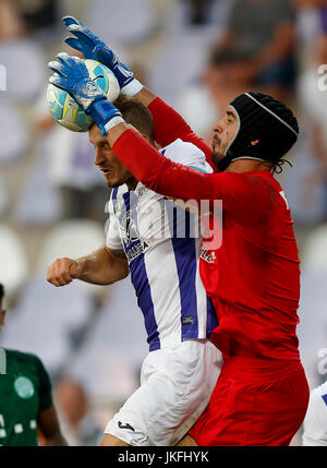 Budapest, Ungarn. 23. Juli 2017. Robert Litauszki (L) von Ujpest FC Köpfe den Ball neben Torhüter Filip Pajovic (R) des Ujpest FC während das ungarische OTP Bank Liga-Spiel zwischen Ujpest FC und Ferencvarosi TC bei Ferenc Szusza Stadion am 23. Juli 2017 in Budapest, Ungarn. Bildnachweis: Laszlo Szirtesi/Alamy Live-Nachrichten Stockfoto