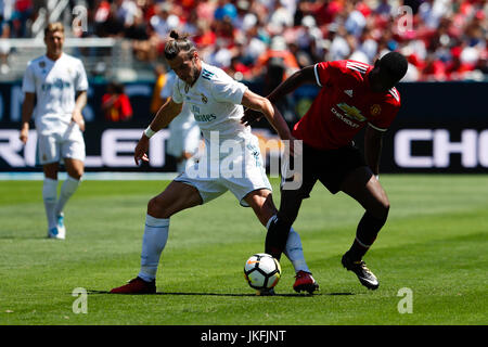 Santa Clara, USA. 23. Juli 2017. Paul Pogba (6) Manchester United-Spieler. Gareth Bale (11) Real Madrid Spieler. INTERNATIONAL CHAMPIONS CUP zwischen Real Madrid gegen Manchester United Spiel freundlich im Levi's-Stadion Santa Clara, Kalifornien, USA, 23. Juli 2017. Bildnachweis: Gtres Información Más lokalen auf line,S.L./Alamy Live News Stockfoto