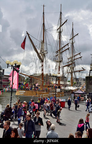 Bristol, UK. 23. Juli 2017. Das Hafenfest im Jahre 1971 von einer Gruppe von Bootsbesitzer versuchen, Bristol City Council daran zu hindern, im Hafen zu füllen begann, gelang es ihnen. Jetzt noch hauptsächlich ein kostenloses Festival und mit einem nautischen Thema eine mit einer Vielzahl von Booten in den schwimmenden Hafen es ist entstanden und gewachsen. Dieses Jahr hat etwas Regen, manchmal schwer, mit etwas Sonne schneiden Teilnahme durchsetzt. Die Kaskelot Großsegler wurde für die Öffentlichkeit zugänglich zu aboard.s gehen. Bildnachweis: Charles Stirling/Alamy Live-Nachrichten Stockfoto