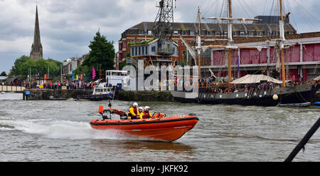 Bristol, UK. 23. Juli 2017. Das Hafenfest im Jahre 1971 von einer Gruppe von Bootsbesitzer versuchen, Bristol City Council daran zu hindern, im Hafen zu füllen begann, gelang es ihnen. Jetzt noch hauptsächlich ein kostenloses Festival und mit einem nautischen Thema eine mit einer Vielzahl von Booten in den schwimmenden Hafen es ist entstanden und gewachsen. Dieses Jahr hat etwas Regen, manchmal schwer, mit etwas Sonne schneiden Teilnahme durchsetzt. Bildnachweis: Charles Stirling/Alamy Live-Nachrichten Stockfoto