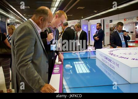 Paris, Frankreich, Gruppenmenschen, Männer, Besuch, IAS, International HIV AIDS Society Meeting, VIIV Pharmaceutical Company Exhibit, International Aids Conference Stockfoto