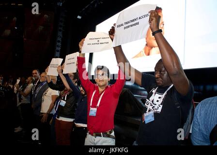 Paris, Frankreich, IAS, International AIDS Society Meeting, Internationale AIDS-Aktivisten protestieren französische Präsident Emmanuel längestrich für nicht zur Konferenz kommen. Stockfoto