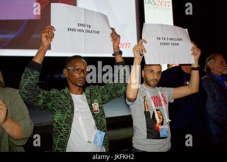 Paris, Frankreich, IAS, Internationale AIDS-Gesellschaft, Internationale AIDS-Aktivisten protestieren gegen den französischen Präsidenten Emmanuel Macron, der nicht zur Konferenz gekommen ist. Französisches Protestschild mit Schriftzug „Shirt“ Stockfoto