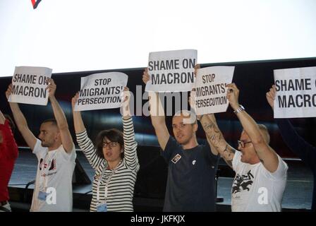 Paris, Frankreich, IAS, Internationale AIDS-Gesellschaft-Konferenz, AIDS-Aktivisten protestieren auf der Internationalen AIDS-Konferenz, halten Zeichen gegen Präs. Macron Stockfoto