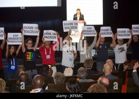 Paris, Frankreich, IAS, Internationale AIDS-Gesellschaft, Treffen, AIDS-Aktivisten protestieren gegen das Nichterscheinen des französischen Präsidenten Macron auf der Konferenz, vertreten durch Agnes Buzyn, Minister für Solidarität und Gesundheit, französische Demonstranten mit Schildern, AIDS-Protest, HIV-Aktivismus, Frankreich Proteste, T-Shirts Stockfoto