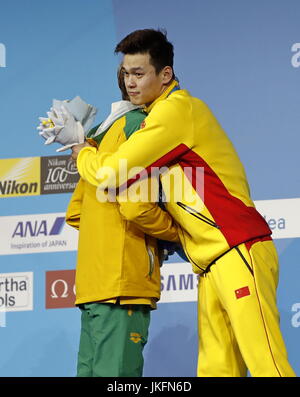 Budapest. 23. Juli 2017. Chinas Sun Yang (R) grüßt Australiens Mack Horton während der Preisverleihung für die Männer 400 m Freistil Finale des Schwimmens bei den 17. FINA Aquatics Weltmeisterschaften in Budapest, Ungarn am 23. Juli 2017. Sun Yang holte sich den Titel mit 3:41. 38. Bildnachweis: Ding Xu/Xinhua/Alamy Live-Nachrichten Stockfoto