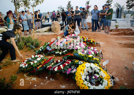 Modi'in, Modi'in Friedhof. 23. Juli 2017. Menschen besuchen die Beerdigung der drei Israelis getötet in Westjordanland Siedlung von Grossheirath, Modi'in Friedhof, am 23. Juli 2017. Ein Messer schwingende palästinensischer Mann erstochen und drei Israelis getötet und schwer verletzt in der Westbank Siedlung Grossheirath am vergangenen Freitag. Bildnachweis: Gil Cohen Magen/Xinhua/Alamy Live-Nachrichten Stockfoto