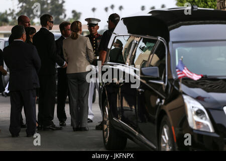 Ventura, Kalifornien, USA. 23. Juli 2017. Familie des Marine Corps Staff Sgt Robert Cox werden begrüßt von Marines nach Cox es Körper aus LAX in einem Bestattungsunternehmen in seiner Heimatstadt Ventura, Kalifornien geleitet war. Cox, 28, starb zusammen mit 15 anderen, wenn ein Marinekorps Flugzeug stürzte in ein Soja-Feld in Mississippi am 10. Juli auf dem Weg vom Marine Corps Air Station Cherry Point in North Carolina, Naval Air Facility El Centro in Kalifornien. Bildnachweis: Joel Angel Juarez/ZUMA Draht/Alamy Live-Nachrichten Stockfoto