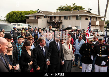 Ventura, Kalifornien, USA. 23. Juli 2017. Familie des Marine Corps Staff Sgt Robert Cox halten die Hände als Cox es Körper erfolgt zu einem Bestattungsunternehmen in seiner Heimatstadt Ventura, Kalifornien. Cox, 28, starb zusammen mit 15 anderen, wenn ein Marinekorps Flugzeug stürzte in ein Soja-Feld in Mississippi am 10. Juli auf dem Weg vom Marine Corps Air Station Cherry Point in North Carolina, Naval Air Facility El Centro in Kalifornien. Bildnachweis: Joel Angel Juarez/ZUMA Draht/Alamy Live-Nachrichten Stockfoto