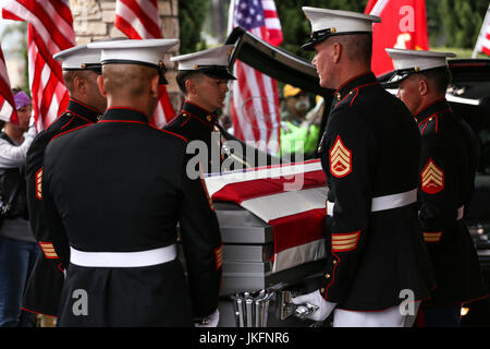 Ventura, Kalifornien, USA. 23. Juli 2017. Marines tragen den Körper des Marine Corps Staff Sgt Robert Cox nach begleitet von LAX zu einem Bestattungsunternehmen in seiner Heimatstadt Ventura, Kalifornien. Cox, 28, starb zusammen mit 15 anderen, wenn ein Marinekorps Flugzeug stürzte in ein Soja-Feld in Mississippi am 10. Juli auf dem Weg vom Marine Corps Air Station Cherry Point in North Carolina, Naval Air Facility El Centro in Kalifornien. Bildnachweis: Joel Angel Juarez/ZUMA Draht/Alamy Live-Nachrichten Stockfoto