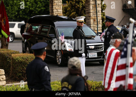 Ventura, Kalifornien, USA. 23. Juli 2017. Ein Leichenwagen mit dem Leichnam des Marine Corps Staff Sgt Robert Cox gilt nach begleitet von LAX zu einem Bestattungsunternehmen in seiner Heimatstadt Ventura, Kalifornien. Cox, 28, starb zusammen mit 15 anderen, wenn ein Marinekorps Flugzeug stürzte in ein Soja-Feld in Mississippi am 10. Juli auf dem Weg vom Marine Corps Air Station Cherry Point in North Carolina, Naval Air Facility El Centro in Kalifornien. Bildnachweis: Joel Angel Juarez/ZUMA Draht/Alamy Live-Nachrichten Stockfoto