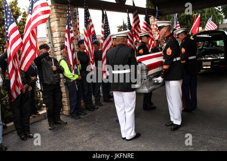 Ventura, Kalifornien, USA. 23. Juli 2017. Marines tragen den Körper des Marine Corps Staff Sgt Robert Cox nach begleitet von LAX zu einem Bestattungsunternehmen in seiner Heimatstadt Ventura, Kalifornien. Cox, 28, starb zusammen mit 15 anderen, wenn ein Marinekorps Flugzeug stürzte in ein Soja-Feld in Mississippi am 10. Juli auf dem Weg vom Marine Corps Air Station Cherry Point in North Carolina, Naval Air Facility El Centro in Kalifornien. Bildnachweis: Joel Angel Juarez/ZUMA Draht/Alamy Live-Nachrichten Stockfoto