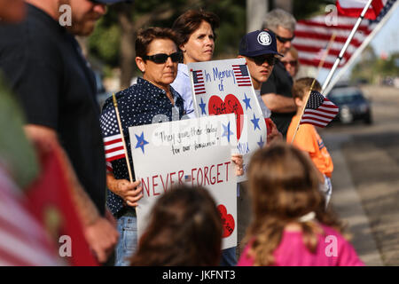 Ventura, Kalifornien, USA. 23. Juli 2017. RENEE Halle (L), JEN CRITTENTON (C) und CADEN HALL (R) Ventura stehen entlang einer Straße, wie sie die Eskorte des Marine Corps Staff Sgt Robert Cox Körper von LAX zu einem Bestattungsunternehmen in seiner Heimatstadt Ventura, Kalifornien Ehren. Cox, 28, starb zusammen mit 15 anderen, wenn ein Marinekorps Flugzeug stürzte in ein Soja-Feld in Mississippi am 10. Juli auf dem Weg vom Marine Corps Air Station Cherry Point in North Carolina, Naval Air Facility El Centro in Kalifornien. Bildnachweis: Joel Angel Juarez/ZUMA Draht/Alamy Live-Nachrichten Stockfoto