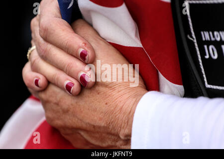 Ventura, Kalifornien, USA. 23. Juli 2017. Mitglied der Patriot Guard Fahrer hat eine amerikanische Flagge nach die Eskorte des Marine Corps Staff Sgt Robert Cox Körper von LAX zu einem Bestattungsunternehmen in seiner Heimatstadt Ventura, Kalifornien. Cox, 28, starb zusammen mit 15 anderen, wenn ein Marinekorps Flugzeug stürzte in ein Soja-Feld in Mississippi am 10. Juli auf dem Weg vom Marine Corps Air Station Cherry Point in North Carolina, Naval Air Facility El Centro in Kalifornien. Bildnachweis: Joel Angel Juarez/ZUMA Draht/Alamy Live-Nachrichten Stockfoto