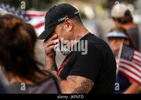 Ventura, Kalifornien, USA. 23. Juli 2017. BRIAN REGAN, ein Marinekorps-Veteran, der in die 2. Luft Naval Gunfire Liaison mit Marine Corps Staff Sgt Robert Cox, diente wischt Tränen aus seinen Augen wie Cox es Körper aus LAX in einem Bestattungsunternehmen in seiner Heimatstadt Ventura, Kalifornien geleitet war. Cox, 28, starb zusammen mit 15 anderen, wenn ein Marinekorps Flugzeug stürzte in ein Soja-Feld in Mississippi am 10. Juli auf dem Weg vom Marine Corps Air Station Cherry Point in North Carolina, Naval Air Facility El Centro in Kalifornien. Bildnachweis: Joel Angel Juarez/ZUMA Draht/Alamy Live-Nachrichten Stockfoto