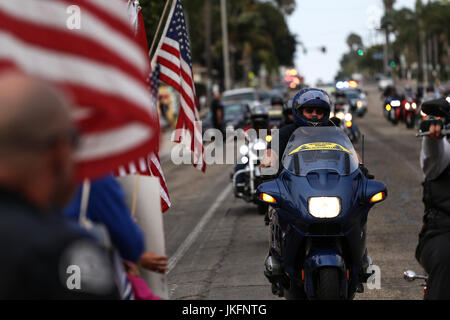 Ventura, Kalifornien, USA. 23. Juli 2017. Mitglieder der Patriot Guard Fahrer begleitet den Körper des Marine Corps Staff Sgt Robert Cox vom Flughafen LAX zu einem Bestattungsunternehmen in seiner Heimatstadt Ventura, Kalifornien. Cox, 28, starb zusammen mit 15 anderen, wenn ein Marinekorps Flugzeug stürzte in ein Soja-Feld in Mississippi am 10. Juli auf dem Weg vom Marine Corps Air Station Cherry Point in North Carolina, Naval Air Facility El Centro in Kalifornien. Bildnachweis: Joel Angel Juarez/ZUMA Draht/Alamy Live-Nachrichten Stockfoto