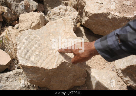 Nimrud, Irak. 11. Mai 2017. Bild von irakischen Abu Jasim zeigen eine zerstörte Wandbild Relief aus fast 3000 Jahre alten Königspalastes in Nimrud im Nordirak, 11. Mai 2017 aufgenommen. Foto: Jan Kuhlmann/Dpa/Alamy Live News Stockfoto