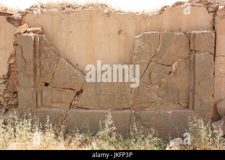 Nimrud, Irak. 11. Mai 2017. Bild des zerstörten Wandbild Reliefs aus der fast 3000 Jahre alten Königspalast in Nimrud im Nordirak genommen 11 Mai 2017. Foto: Jan Kuhlmann/Dpa/Alamy Live News Stockfoto