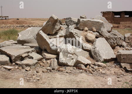 Nimrud, Irak. 11. Mai 2017. Die Überreste der berühmten geflügelten Stier Statuen liegen auf einem Haufen auf dem archäologischen Gelände Nimrud im Nord-Irak, 11. Mai 2017 ungeschützt. Foto: Jan Kuhlmann/Dpa/Alamy Live News Stockfoto