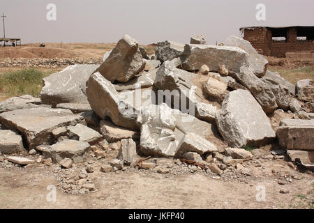 Nimrud, Irak. 11. Mai 2017. Bild von den Resten des berühmten Statuen von geflügelten Bullen von der archäologischen Stätte von Nimrud im Nordirak liegen ungeschützt in einem Stapel genommen 11 Mai 2017. Foto: Jan Kuhlmann/Dpa/Alamy Live News Stockfoto