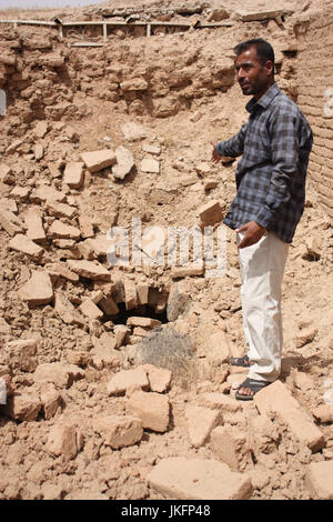 Nimrud, Irak. 11. Mai 2017. Bild von irakischen Abu Jasim stehend in den Überresten von fast 3000 Jahre alten Königspalastes in Nimrud im Nordirak, 11. Mai 2017 aufgenommen. Foto: Jan Kuhlmann/Dpa/Alamy Live News Stockfoto