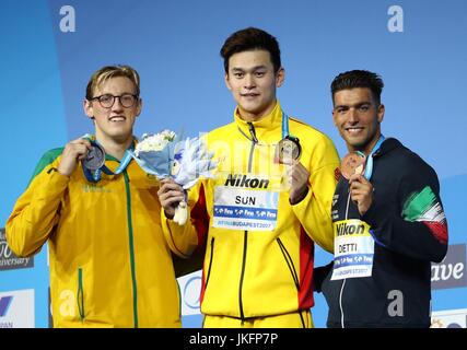 Budapest. 23. Juli 2017. Goldmedaillengewinner China Sun Yang Posen mit Silber-Medaillengewinner Australien Mack Horton und bronze-Medaillengewinner Italien Gabriele Detti während der Preisverleihung für die Männer 400m Freistil Finale des Schwimmens bei den 17. FINA Aquatics Weltmeisterschaften in Budapest, Ungarn am 23. Juli 2017. Sun Yang holte sich den Titel mit 3:41. 38. Bildnachweis: Gong Bing/Xinhua/Alamy Live-Nachrichten Stockfoto