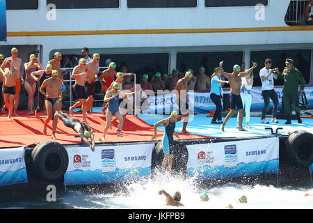 (170724)--ISTANBUL, 24 Juli, 2017(Xinhua)--Schwimmer Tauchen in das Wasser während der 29. Bosporus Cross-Continental Wettschwimmen in Istanbul, Türkei, am 23. Juli 2017. (Xinhua) Stockfoto