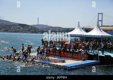 (170724)--ISTANBUL, Juli 24, 2017(Xinhua) - Schwimmer an der Ziellinie während der 29. Bosporus Cross-Continental Wettschwimmen in Istanbul, Türkei, am 23. Juli 2017 eintreffen. (Xinhua) Stockfoto