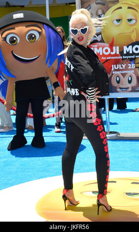 Los Angeles, USA. 23. Juli 2017. Christina Aguilera bei der Weltpremiere für "The Emoji Movie' am Regency Village Theatre in Westwood. Bildnachweis: Sarah Stewart/Alamy Live-Nachrichten Stockfoto