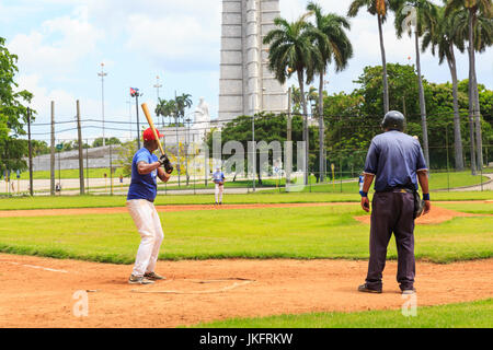 Spieler des kubanischen Baseballligenteams Havana Industriales während des Übungsspieles auf einem Traininggelände in Havanna, Kuba Stockfoto