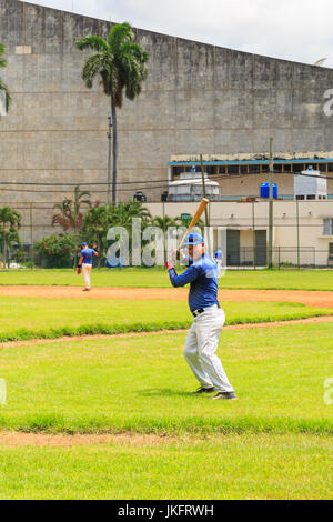 Spieler des kubanischen Baseballligenteams Havana Industriales während des Übungsspieles auf einem Traininggelände in Havanna, Kuba Stockfoto