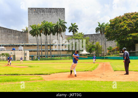 Spieler des kubanischen Baseballligenteams Havana Industriales während des Übungsspieles auf einem Traininggelände in Havanna, Kuba Stockfoto