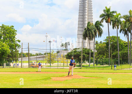 Spieler des kubanischen Baseballligenteams Havana Industriales während des Übungsspieles auf einem Traininggelände in Havanna, Kuba Stockfoto