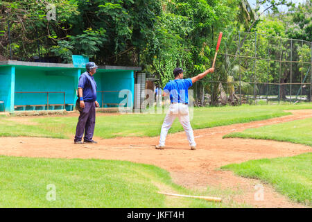 Spieler des kubanischen Baseballligenteams Havana Industriales während des Übungsspieles auf einem Traininggelände in Havanna, Kuba Stockfoto