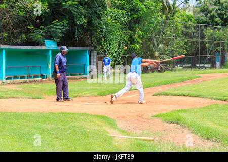 Spieler des kubanischen Baseballligenteams Havana Industriales während des Übungsspieles auf einem Traininggelände in Havanna, Kuba Stockfoto