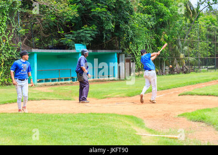 Spieler des kubanischen Baseballligenteams Havana Industriales während des Übungsspieles auf einem Traininggelände in Havanna, Kuba Stockfoto