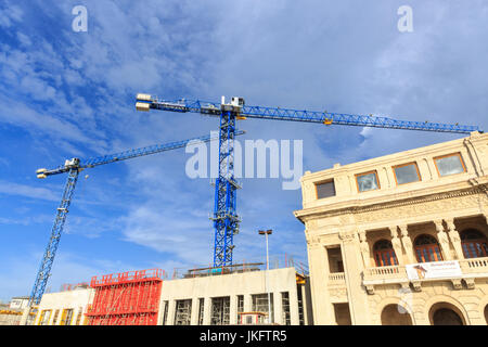 Krane und Bauarbeiten, Baustelle in Alt-Havanna, Kuba Stockfoto