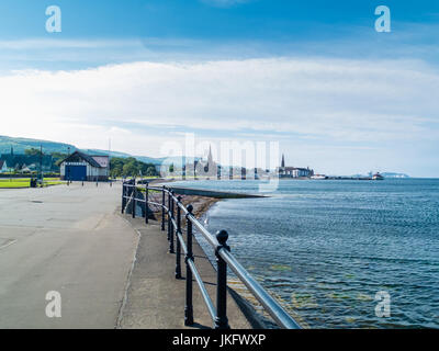 Suche entlang den Abschlussball Norden vorbei an der Rettungsstation und ins Stadtzentrum von Largs Stockfoto