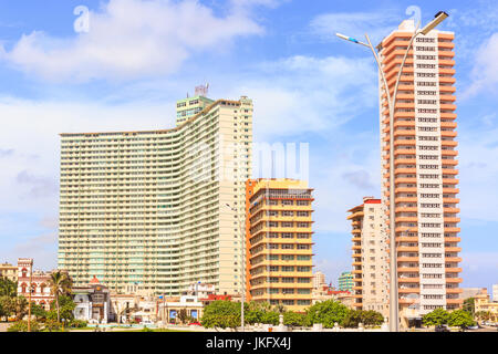 60er und 70er Jahre Retro Look Pastell hohe Gebäude in der Nähe des Malecon, Vedado, Havanna, Kuba farbige Stockfoto