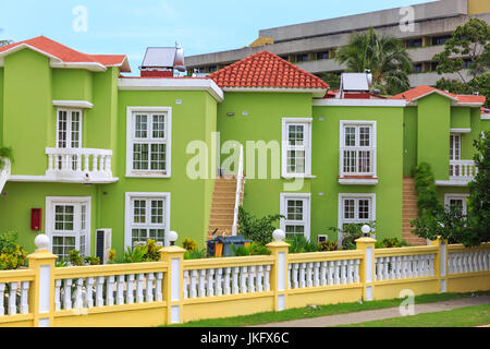 Gehobene, moderne neue Wohngebäude im Stadtteil Miramar von Havanna, Kuba Stockfoto